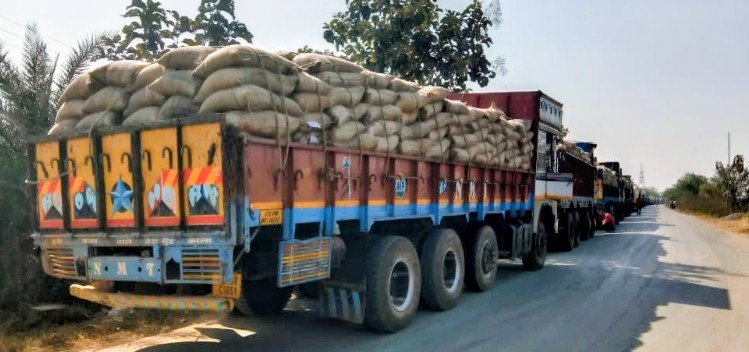 ट्रकों ने किया बाईपास पर कब्जा: धर्मकांटा की लापरवाही से बधमरा तक जाम का कहर