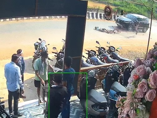 2 साइकिल सवार बच्चे तेज रफ्तार फार्च्यूनर कार की चपेट में