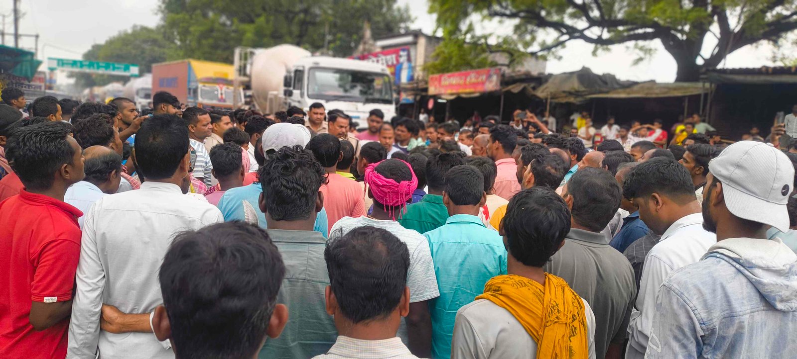 शराब पीने से दो लोगों की मौत... आक्रोशित लोगों ने किया बिर्रा चौक पर चक्काजाम