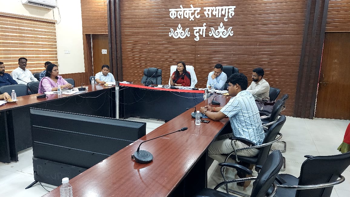 Durg News : नगरीय निकायों की समीक्षा बैठक में स्वच्छता सर्वेक्षण पर जोर