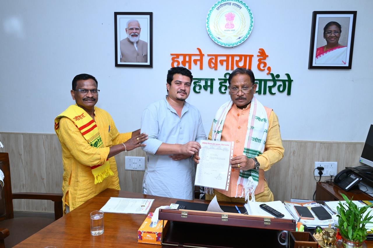 कुँवर लाल निवेंद्र सिंह टेकाम के नेतृत्व में गोंड समाज ने मुख्यमंत्री विष्णुदेव साय को रानी दुर्गावती बलिदान दिवस का आमंत्रण दिया