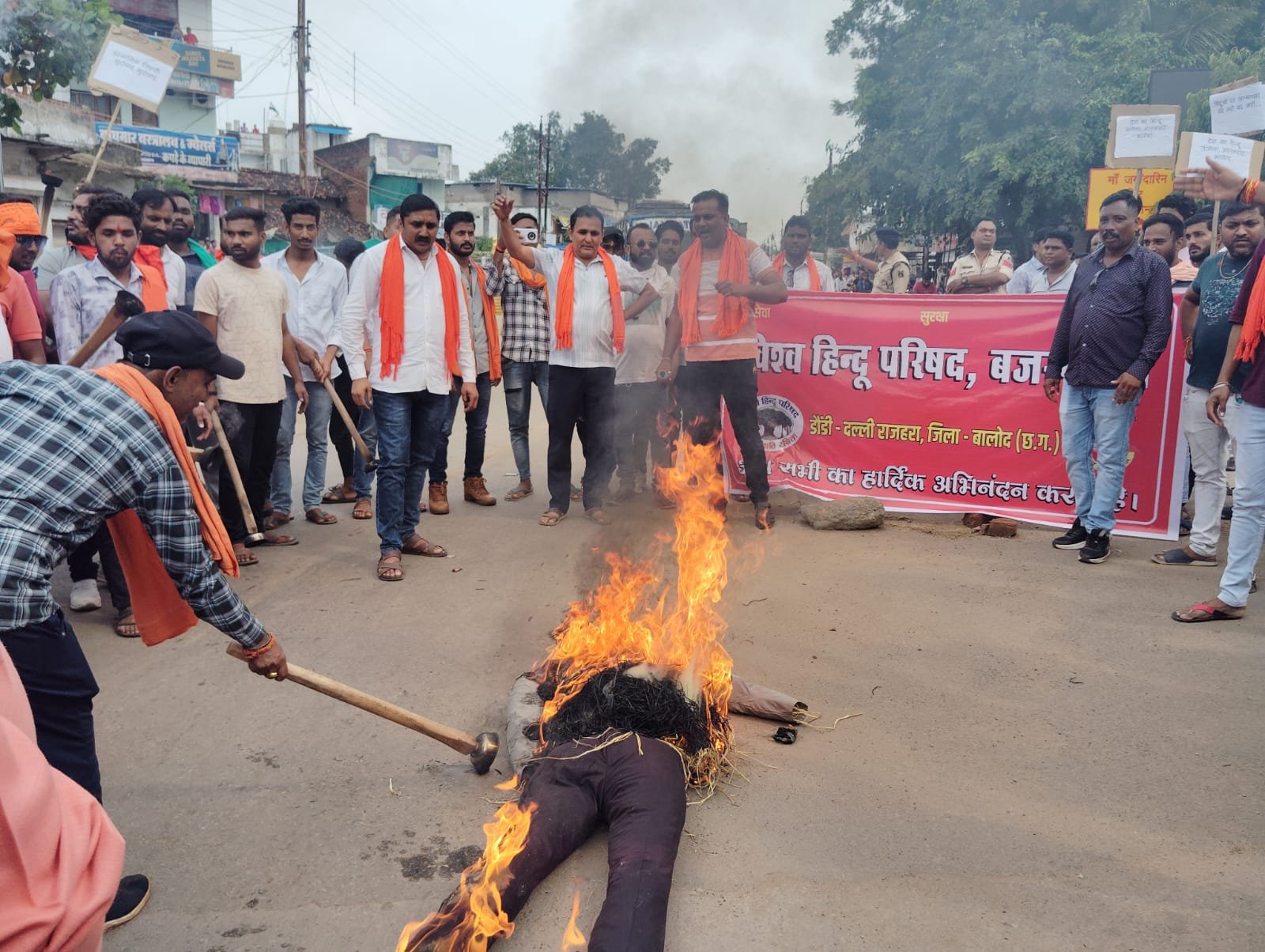 आक्रोश रैली निकालकर विश्व हिंदू परिषद और बजरंग दल भाइयों ने फूंका इस्लामिक जिहादियों का पुतला