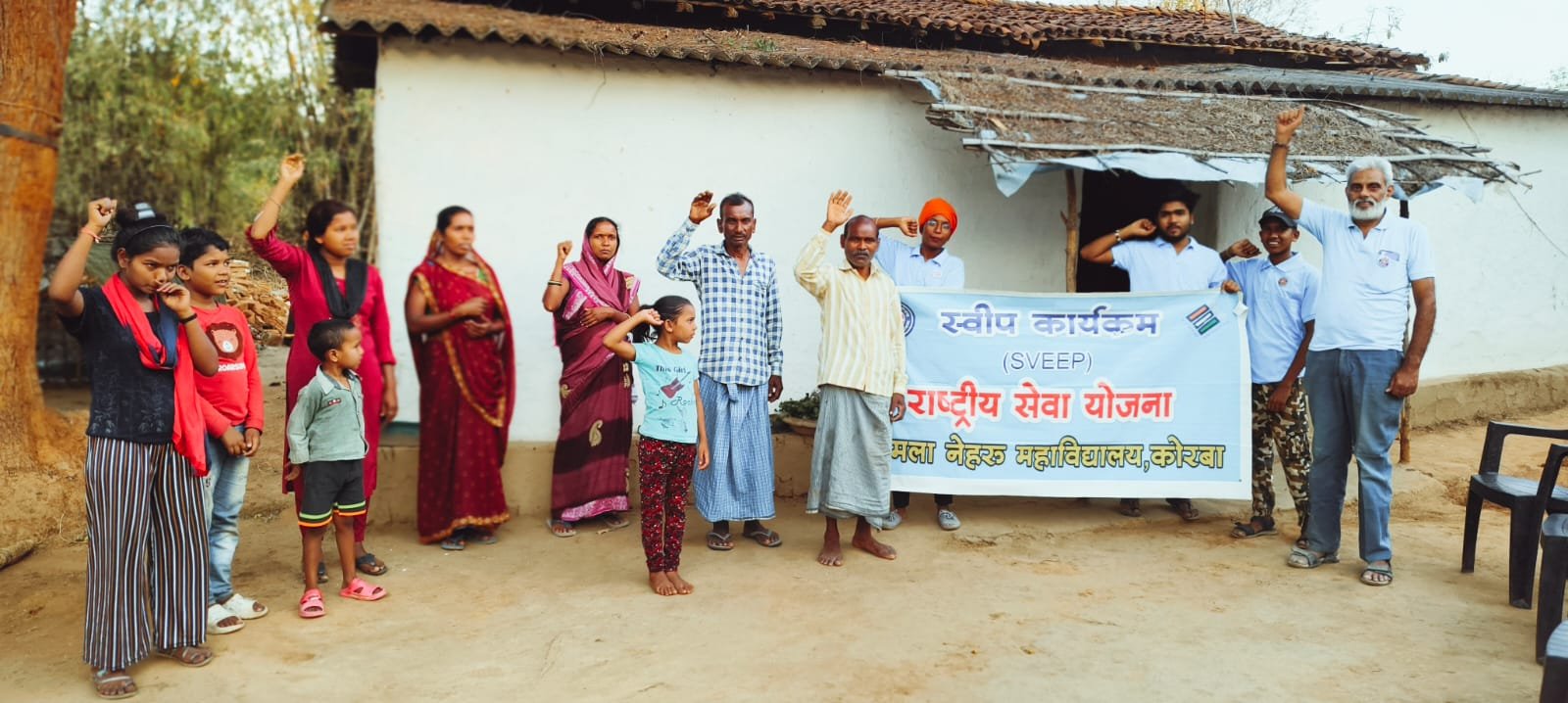 मोबाइल ऐप का प्रयोग सिखाकर मतदाताओं को किया जागरूक