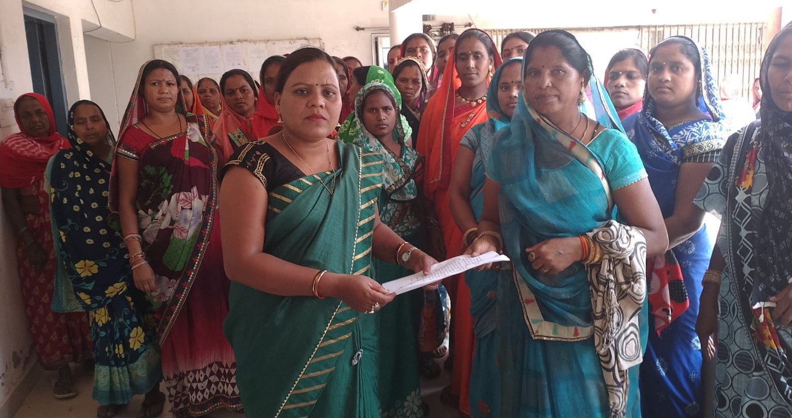सरपंच के मनमानी के खिलाफ महिलाओ ने सौपा ज्ञापन