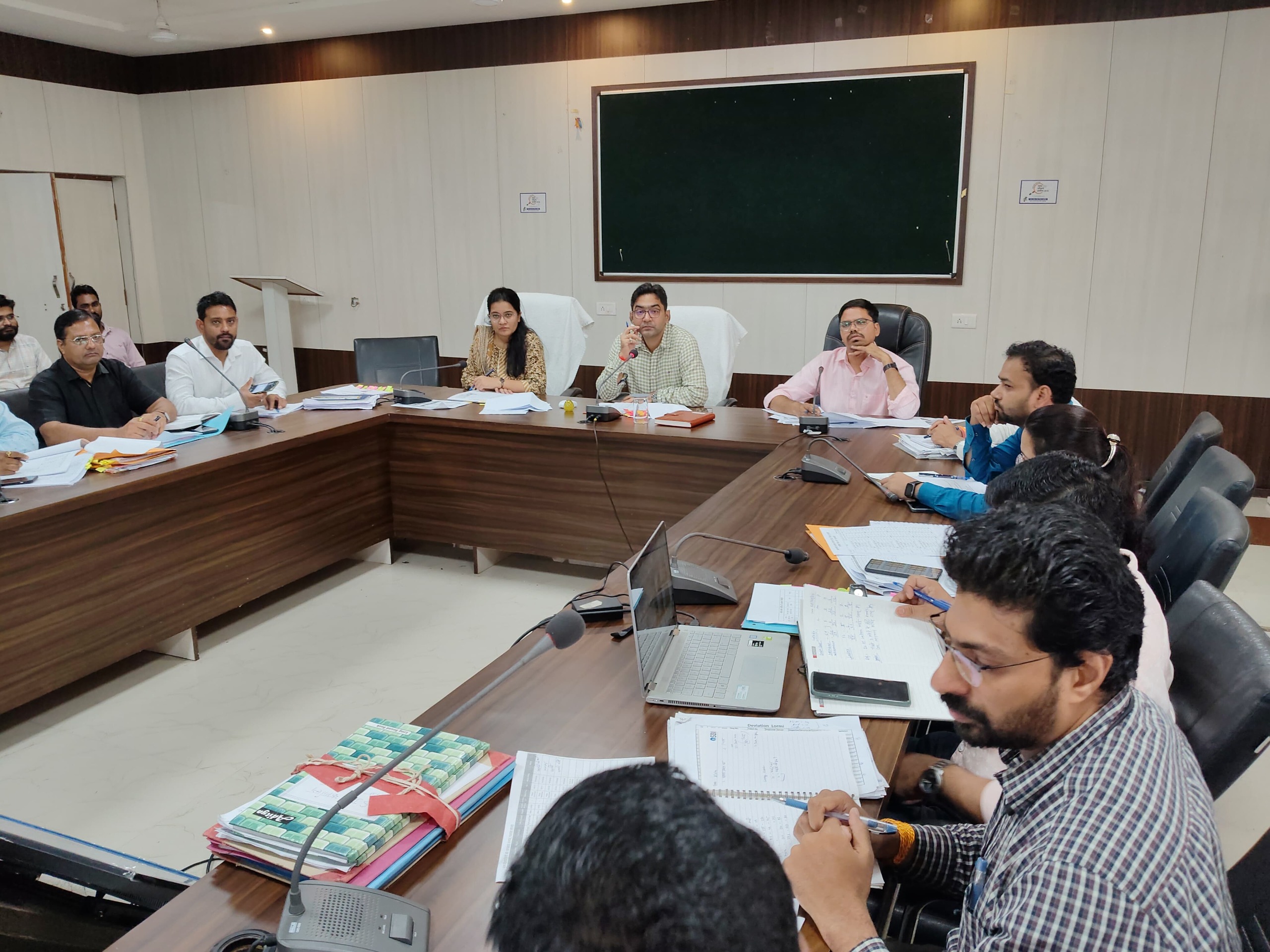 Mungeli News : पीएम आवास योजना के तहत अपूर्ण कार्यों को निर्धारित अवधि में पूरा करें - जिपं सीईओं