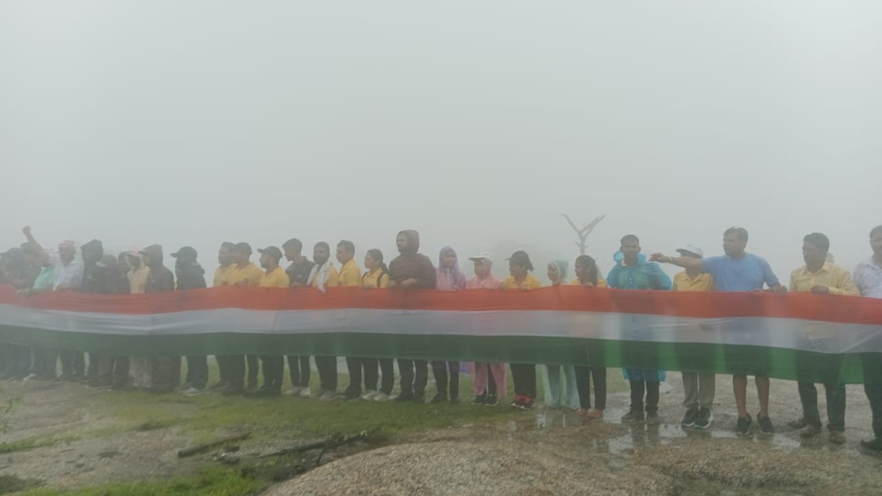 छत्तीसगढ़ की सबसे ऊंची चोटी गौरलाटा 1225 मीटर पर स्वतंत्रता दिवस पर यशवंत टंडन ने लहराया 77 फीट लंबा तिरंगा