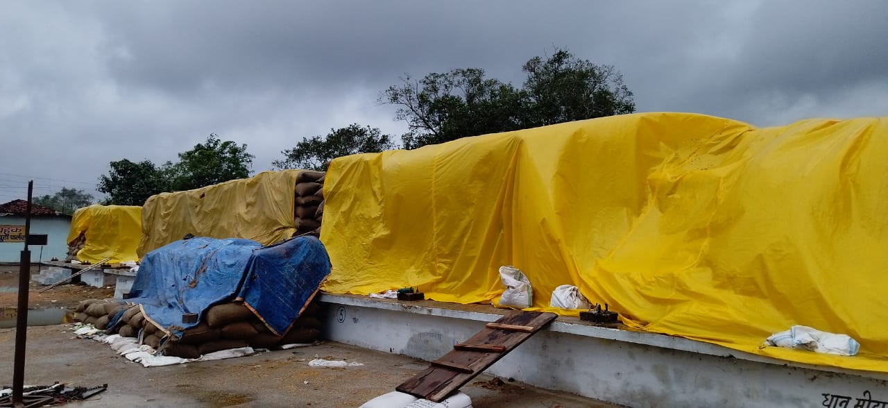 Baloda Bazar News : मौसम में नमी,सभी धान खरीदी केंद्रों में बारिश से बचाव संबंधित निर्देश जारी