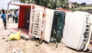 Kabirdham News : तेज रफ्तार पिकअप अनियंत्रित होकर पलटी, मौके पर एक बच्ची की मौत, 10 से अधिक हुए  घायल