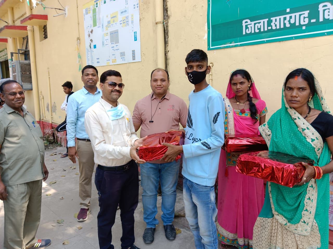 Bilaigarh News : खंड चिकित्सा अधिकारी बिलाईगढ़ के द्वारा पोषण आहार का वितरण