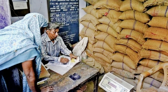 Sarguja News : 26 लाख 52 हजार रुपए का राशन गबन संचालन करने वाले सहकारी समिति के अध्यक्ष को किया गिरफ्तार ।