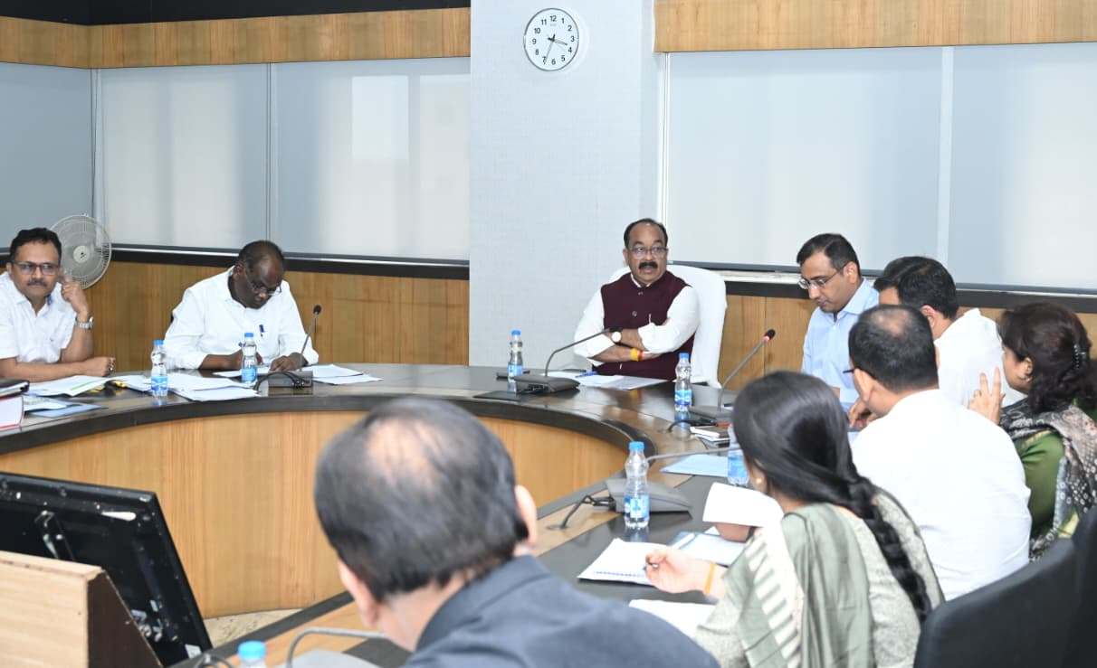 Raipur News : योजनाओं और सुविधाओं के क्रियान्वयन में और ज्यादा गति व पारदर्शिता के साथ करें परिणाममूलक कार्य - श्री अरुण साव