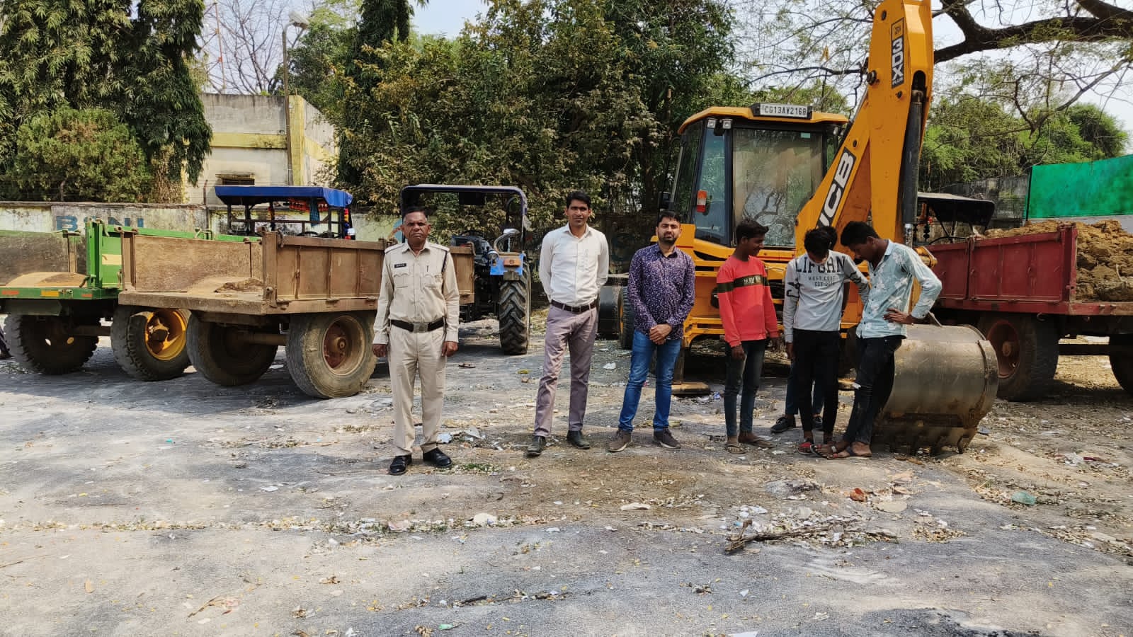 Sarangarh Bilaigarh News : खनिज विभाग की कार्यवाही: 2 जेसीबी और 5 ट्रेक्टर जप्त
