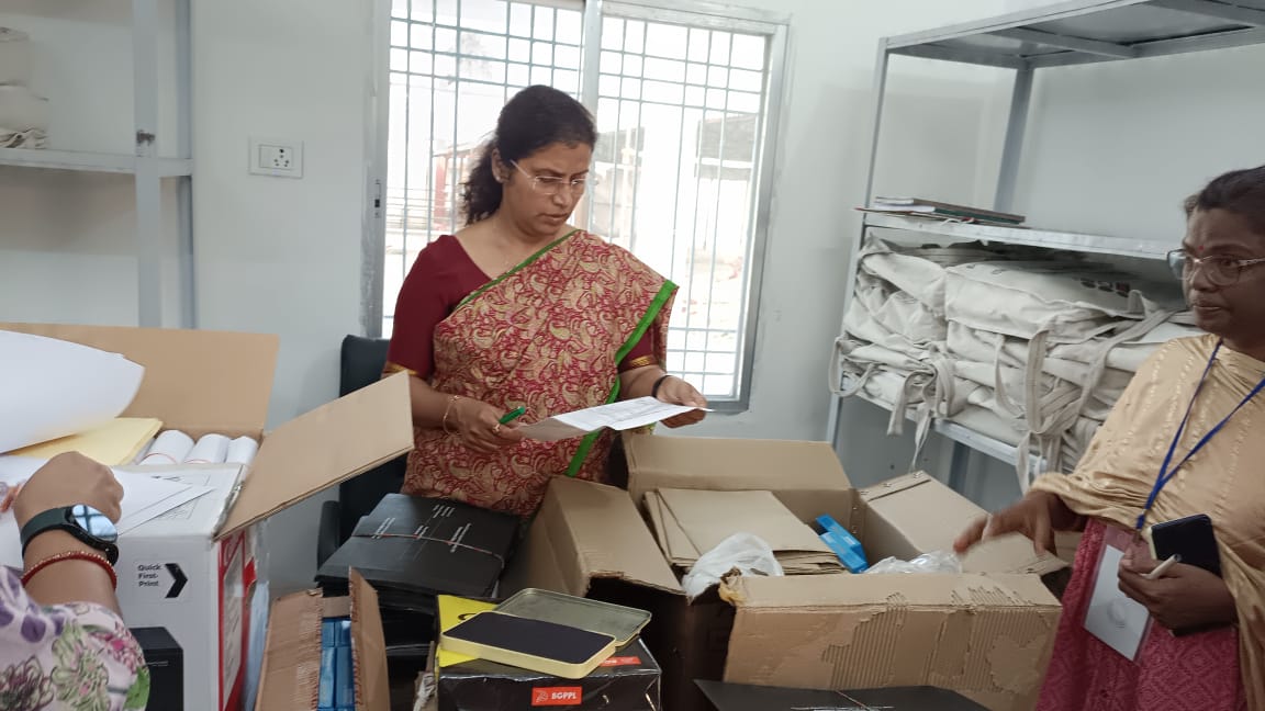 Sarangarh News : जिला निर्वाचन अधिकारी डॉ. सिद्दीकी ने मतगणना स्टेशनरी सामग्रियों को चेक की।