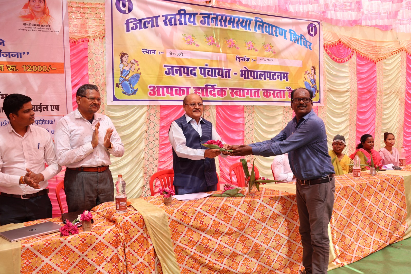 Bijapur News : शासन की योजनाओं से लाभान्वित होने बैंक खाता होना जरूरी है, खाता के अभाव में कोई भी हितग्राही योजना से वंचित न हो -कलेक्टर