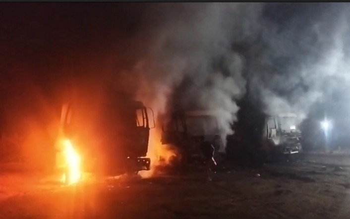 Dantewana News : बड़ी घटना को दिया अंजाम : नक्सलियों ने डामर प्लांट सहित 14 वाहनों को किया आग  के हवाले
