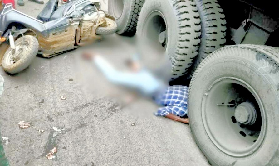 Janjgir Champa News : तेज रफ्तार हाइवा के चपेट में आया  युवक , युवक की हुई मौत, ग्रामीणों ने किया चक्का जाम ,,
