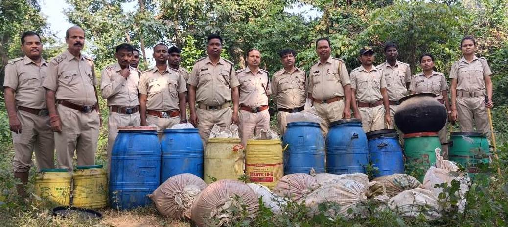 Raigarh News : रायगढ़ एवं झारसुगुड़ा के आबकारी अमलों की संयुक्त कार्यवाही 4 हजार किलो ग्राम महुआ लाहन एवं 255 लीटर अवैध मदिरा जब्त