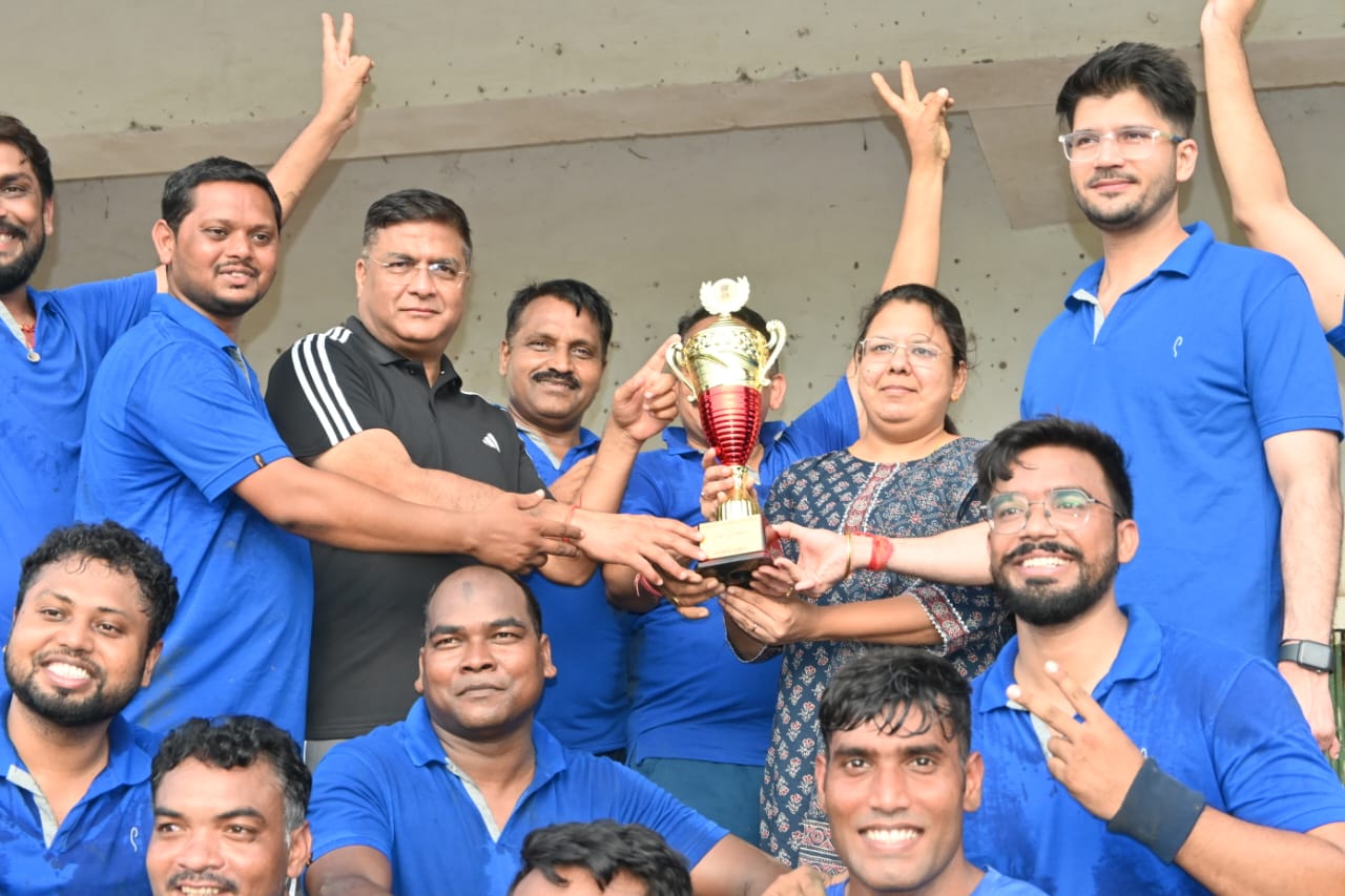 Baloda Bazar News : प्रशासन एकादश व नागरिक एकादश के मध्य खेला गया सद्भावना  फुटबॉल मैच