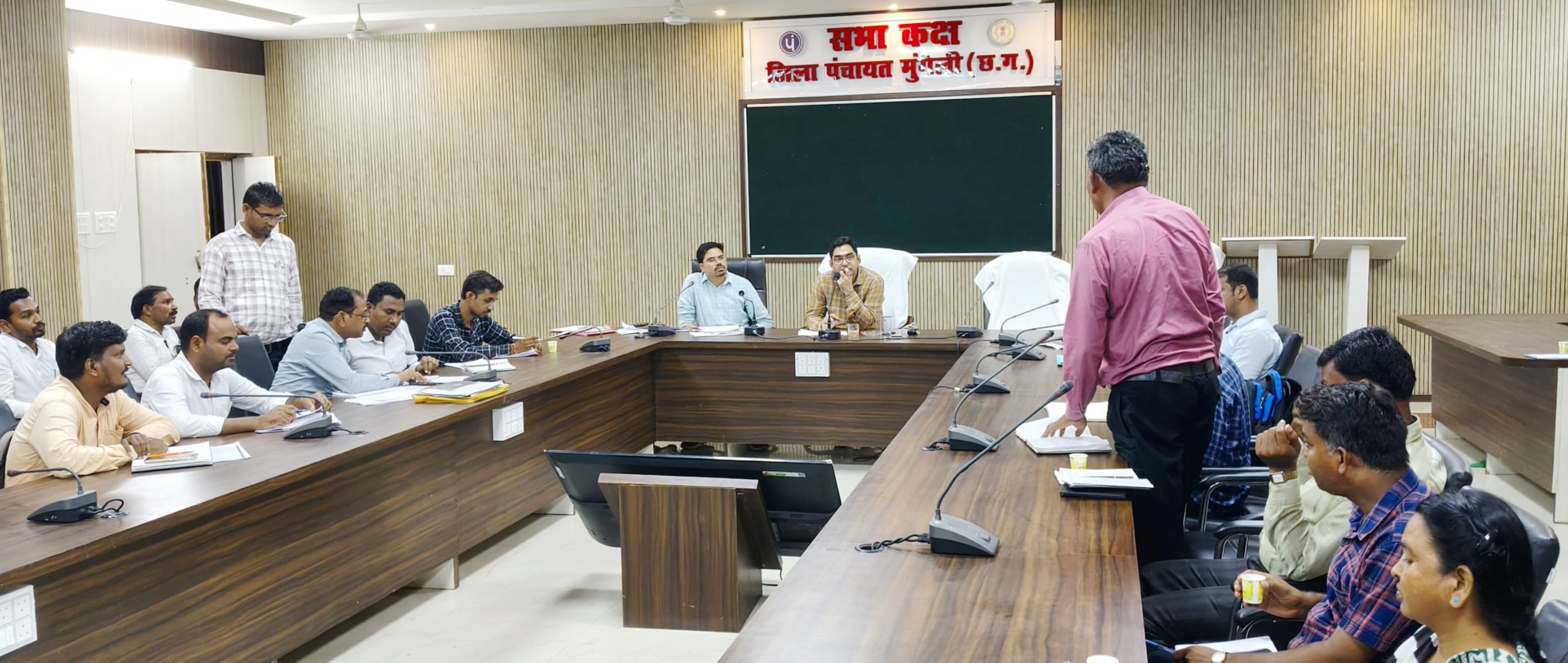 Mungeli news: जिला पंचायत सीईओ ने की पीएम जनमन अंतर्गत आवास निर्माण की प्रगति की समीक्षा