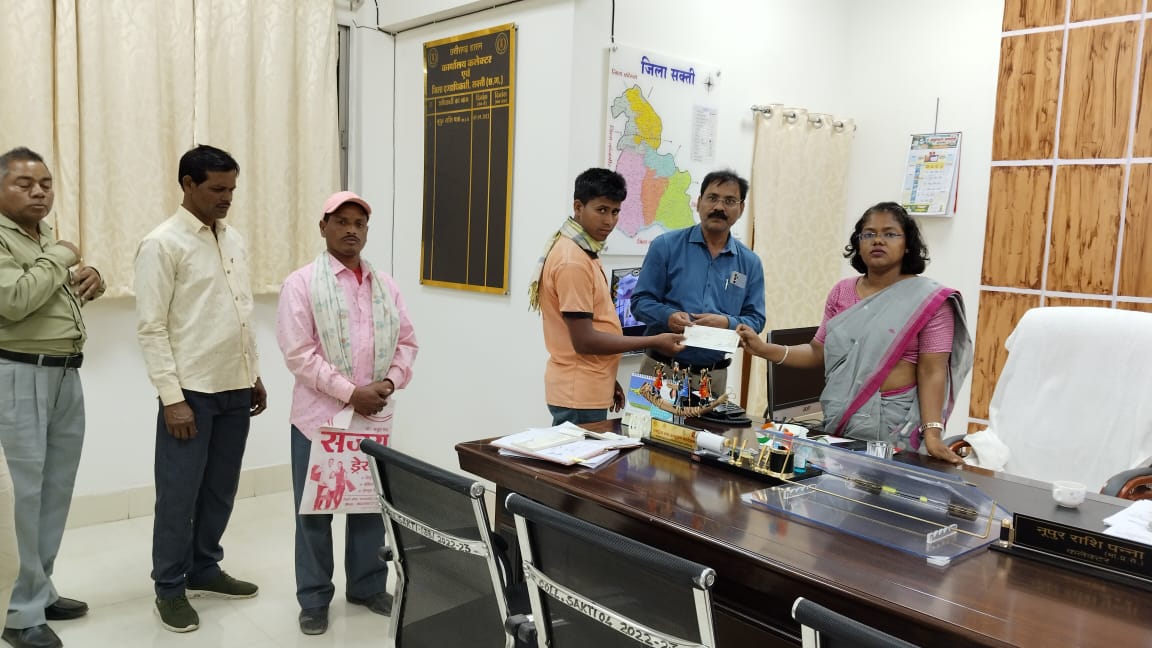 Shakti News : स्कूल में अध्ययनरत विद्यार्थियों का आकस्मिक मृत्यु हो जाने पर उनके पालकों को प्रदान की गई बीमा राशि